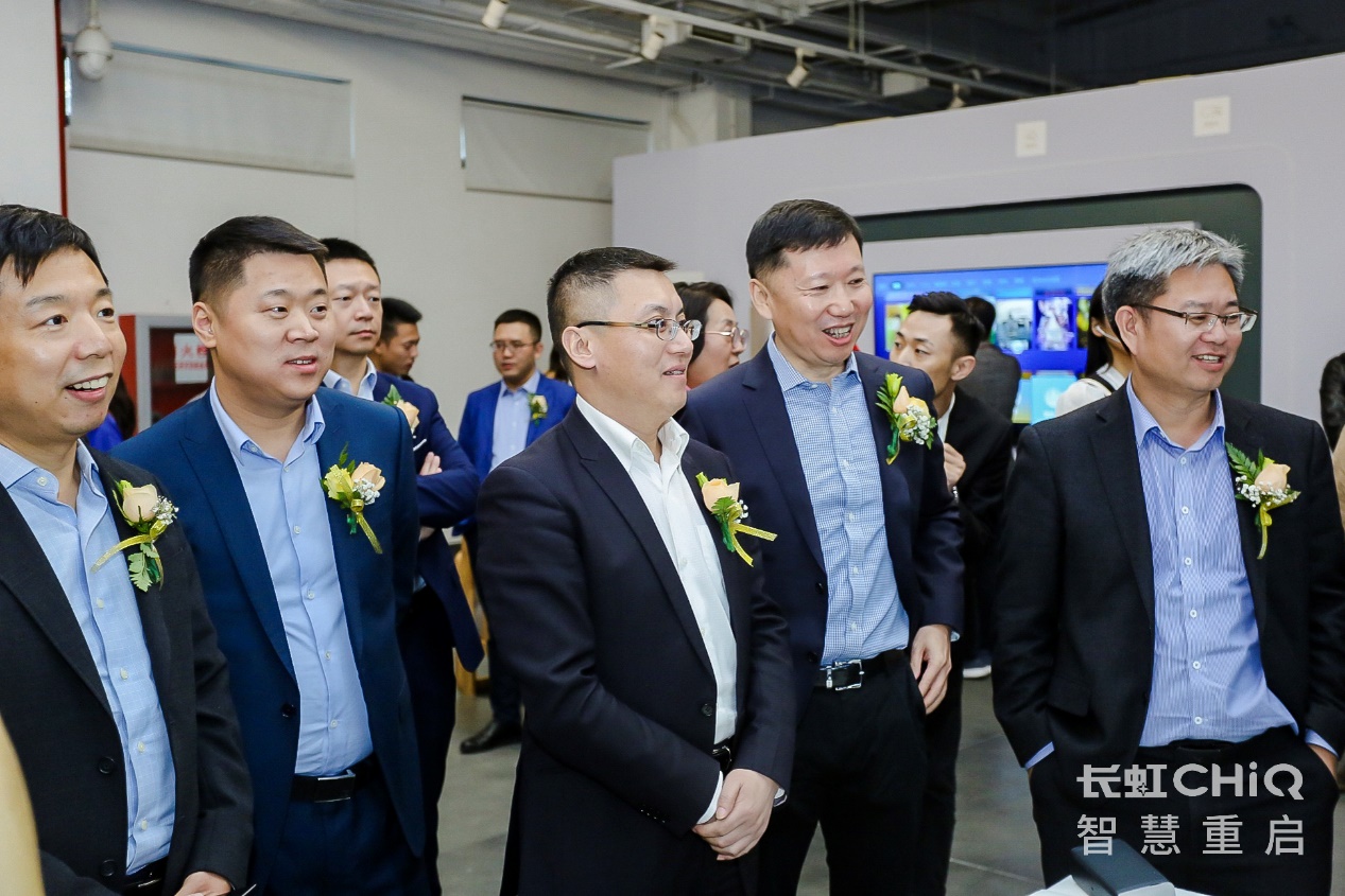 图片包含 人员, 室内, 站立, 西装

描述已自动生成