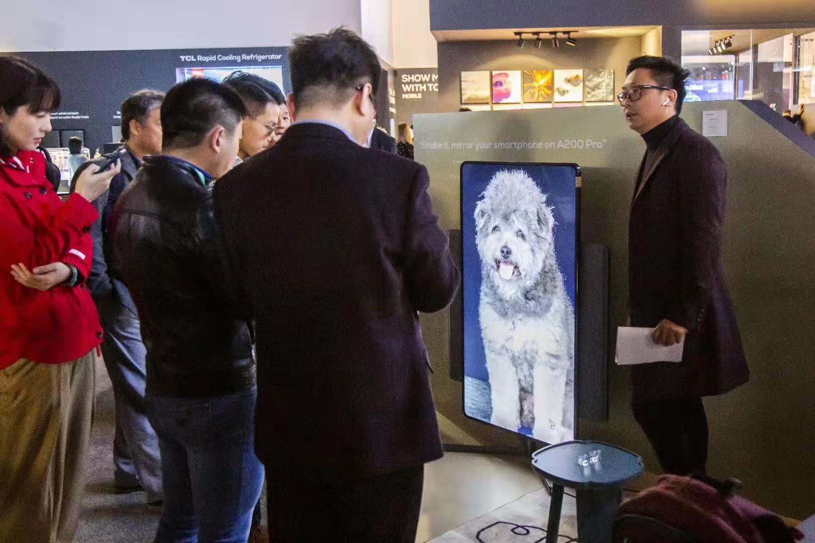 图片包含 人员, 室内, 站立, 天花板

描述已自动生成