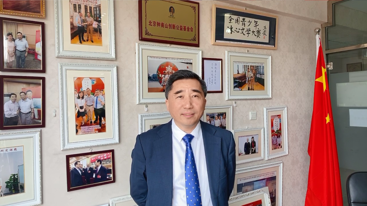 图片包含 室内, 照片, 男人, 对着

描述已自动生成