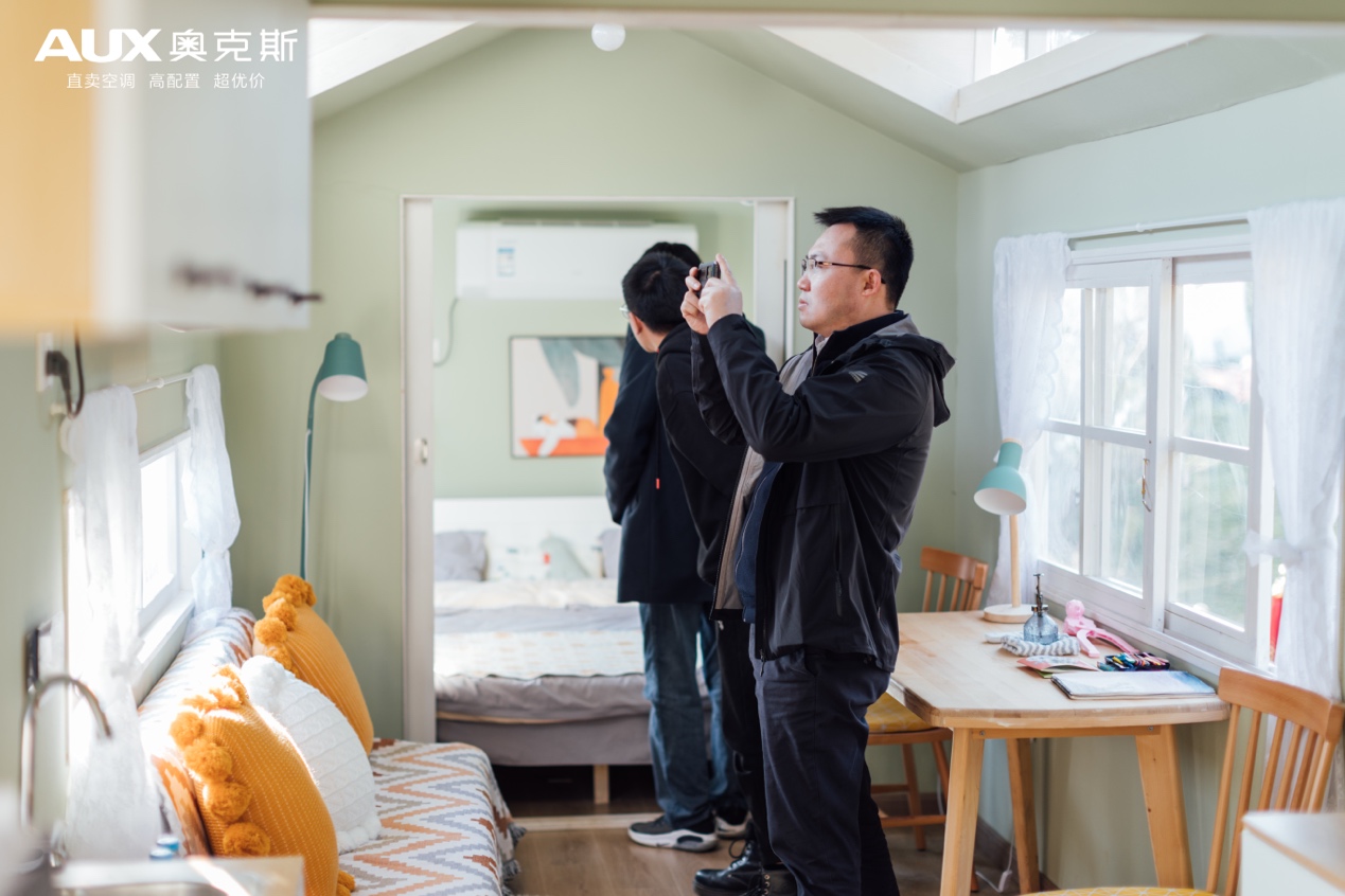 人站在房间里

低可信度描述已自动生成