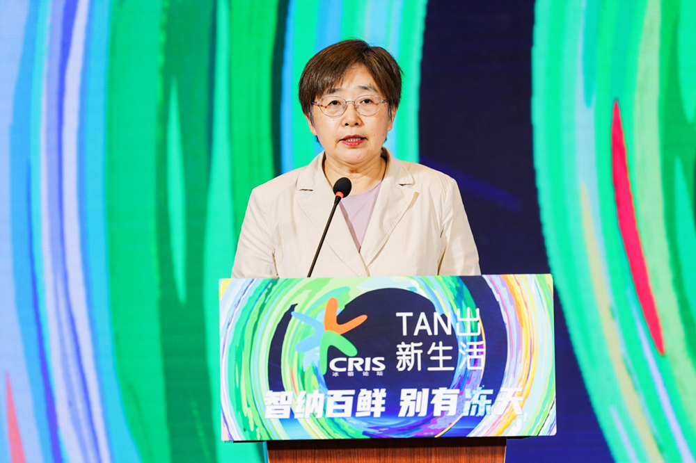 男人拿着冲浪板

低可信度描述已自动生成