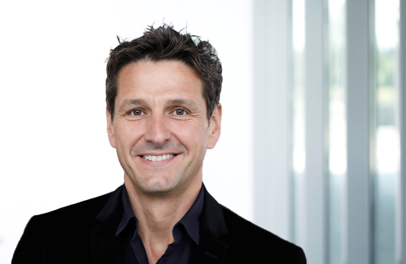A person smiling for the camera

Description automatically generated with medium confidence