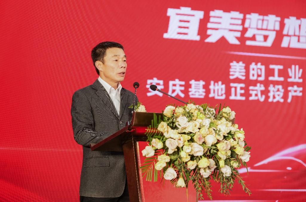 A person standing at a podium with a bouquet of flowers

Description automatically generated with medium confidence