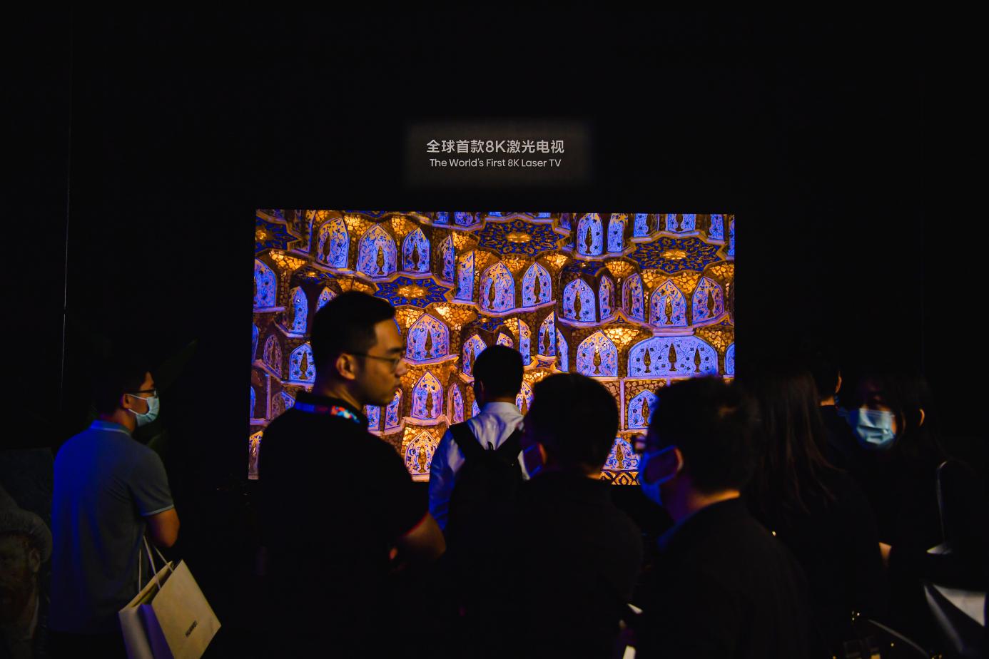 一群人在台上演讲

描述已自动生成