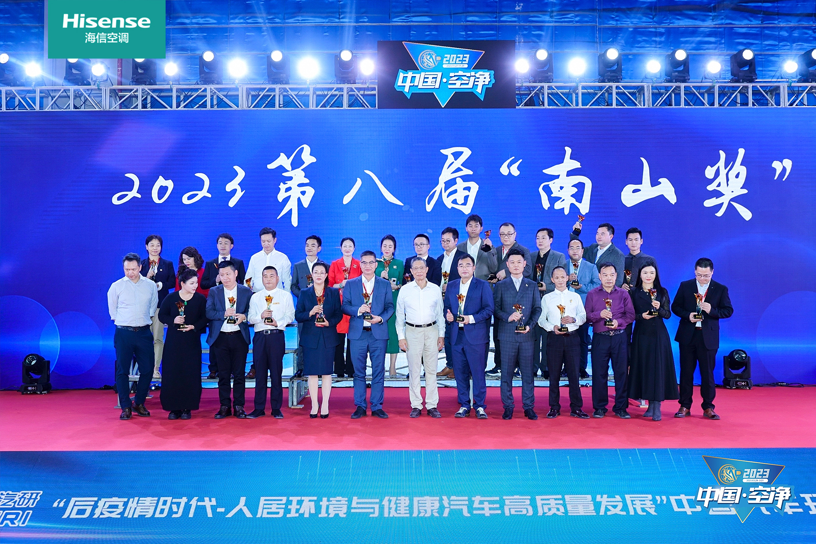 图片包含 舞台, 人, 院子, 站

描述已自动生成