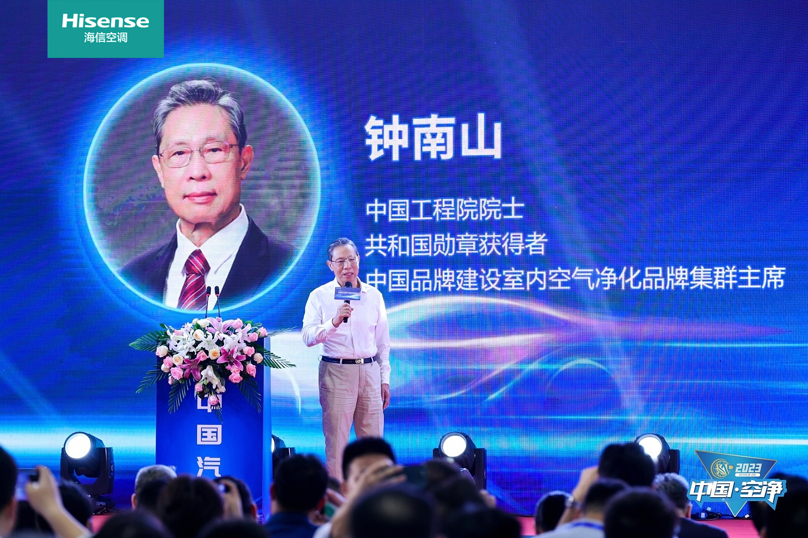 人在舞台上表演的几个人

中度可信度描述已自动生成