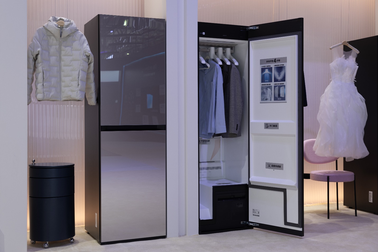 A room with a closet and a coat rack

AI-generated content may be incorrect.