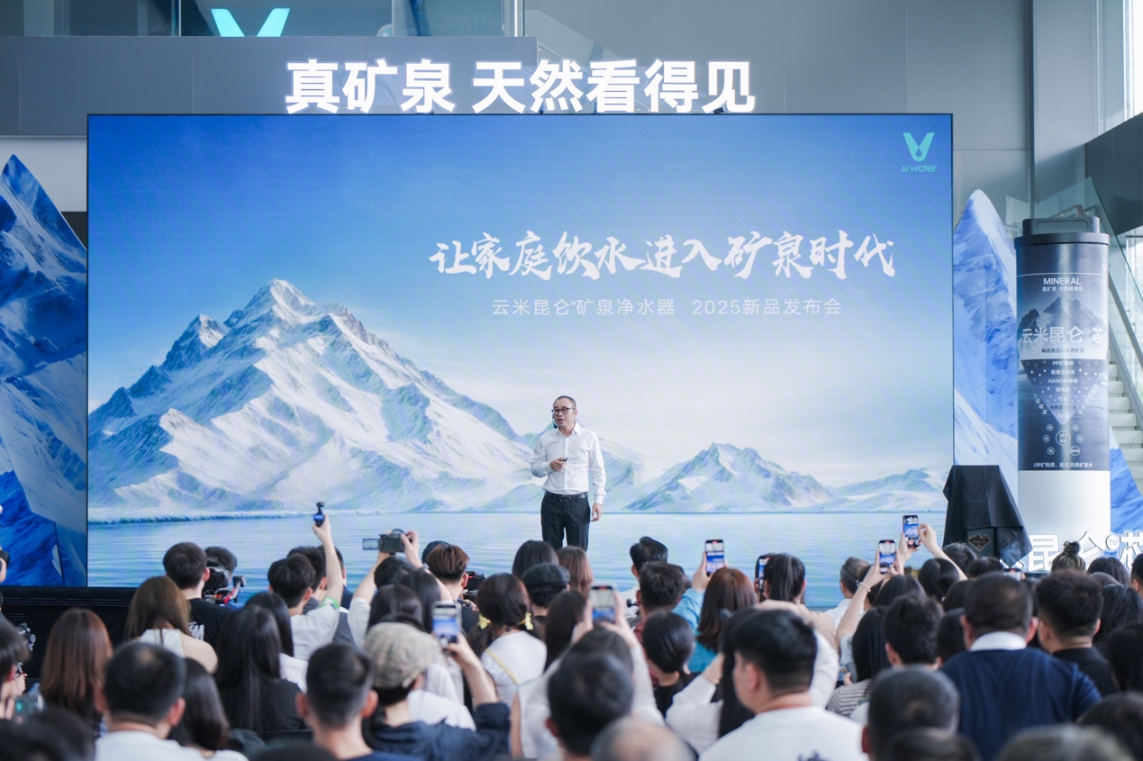 人们在看台上的人和观众

中度可信度描述已自动生成