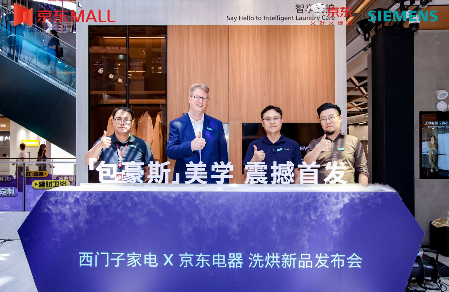 人们在看台上的人在餐厅里

AI 生成的内容可能不正确。