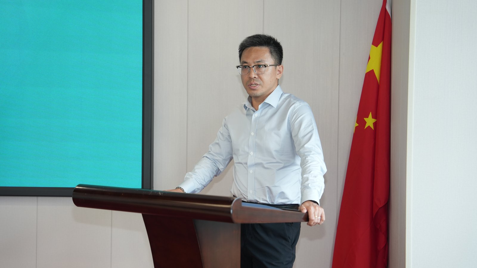 男人站在门前

AI 生成的内容可能不正确。