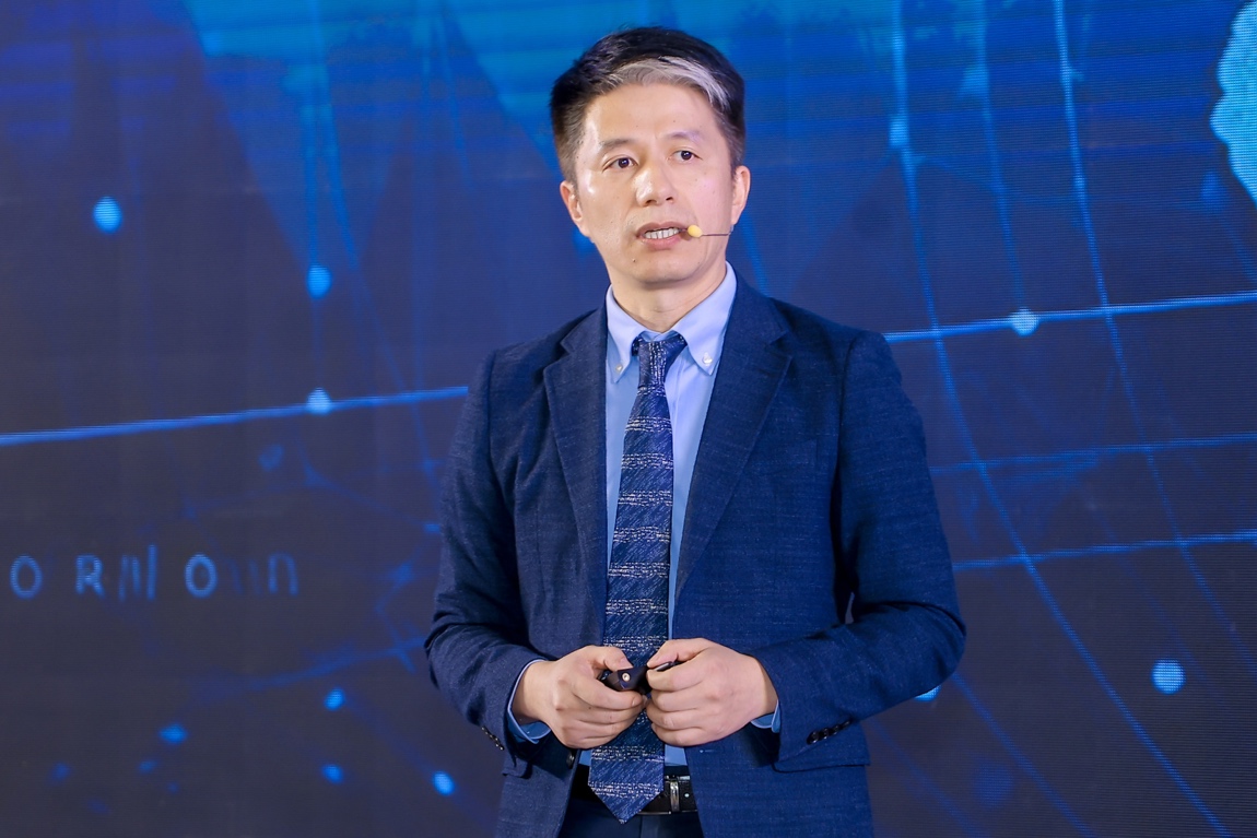 穿着蓝色衣服的男人在舞台上
AI 生成的内容可能不正确。